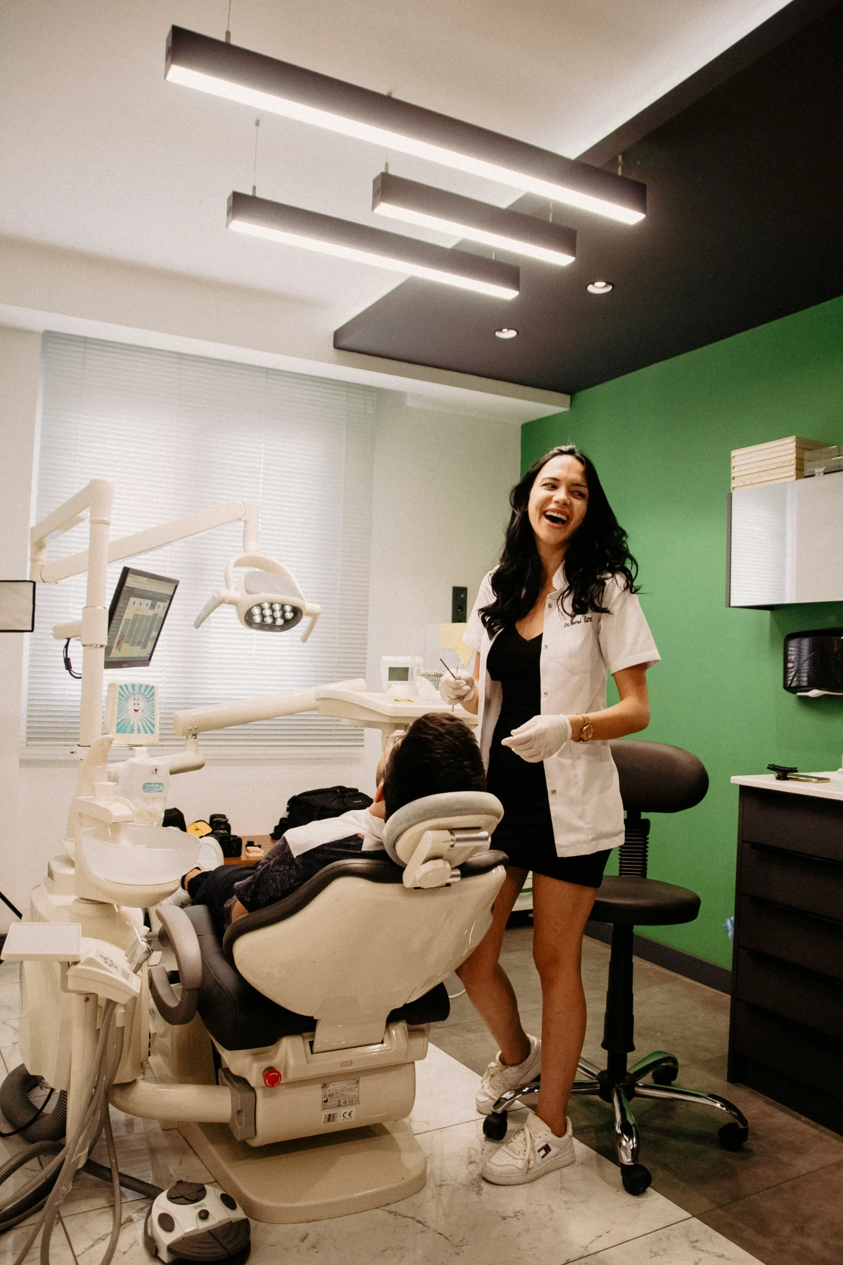 Chirurgien dentiste préparant une consultation dans un cabinet dentaire moderne à Bobigny.