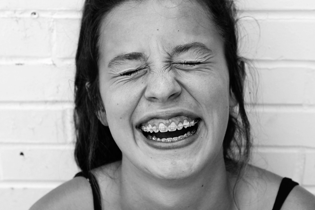 Sourire d’une jeune femme portant un appareil dentaire à bagues