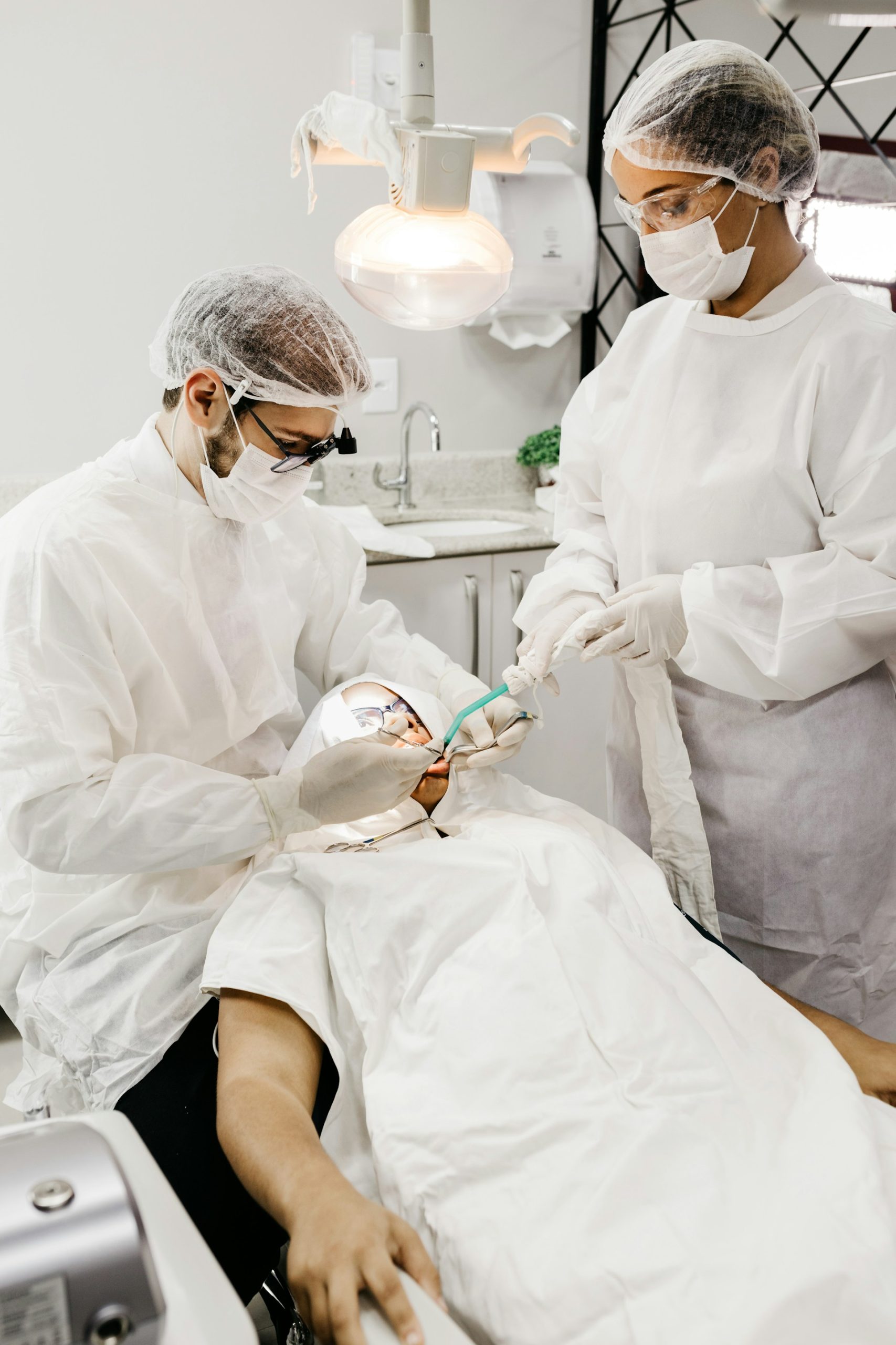 Patient examiné par le docteur pour une urgence