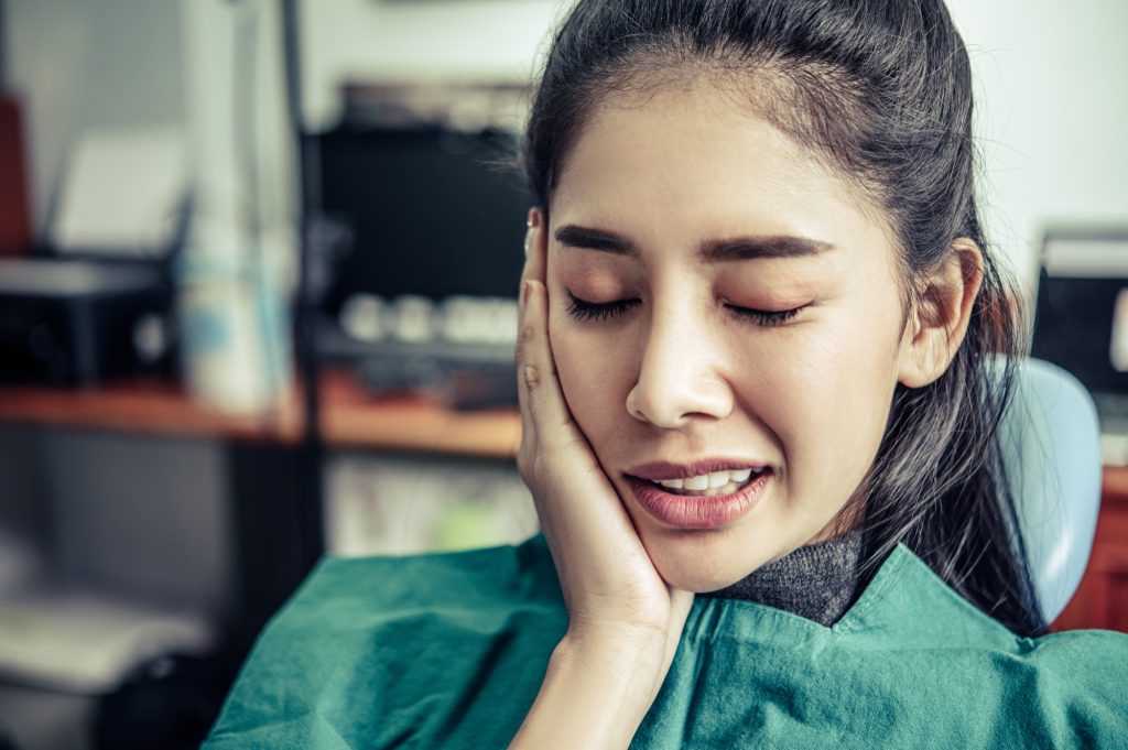 Douleur des dents de sagesse : causes, symptômes et traitements