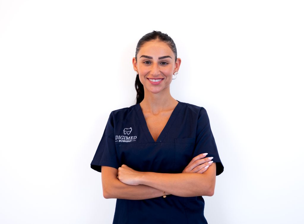 anne-sarah-benhamou Portrait de la chirurgien-dentiste Anne-Sarah Benhamou en blouse médicale avec les bras croisés