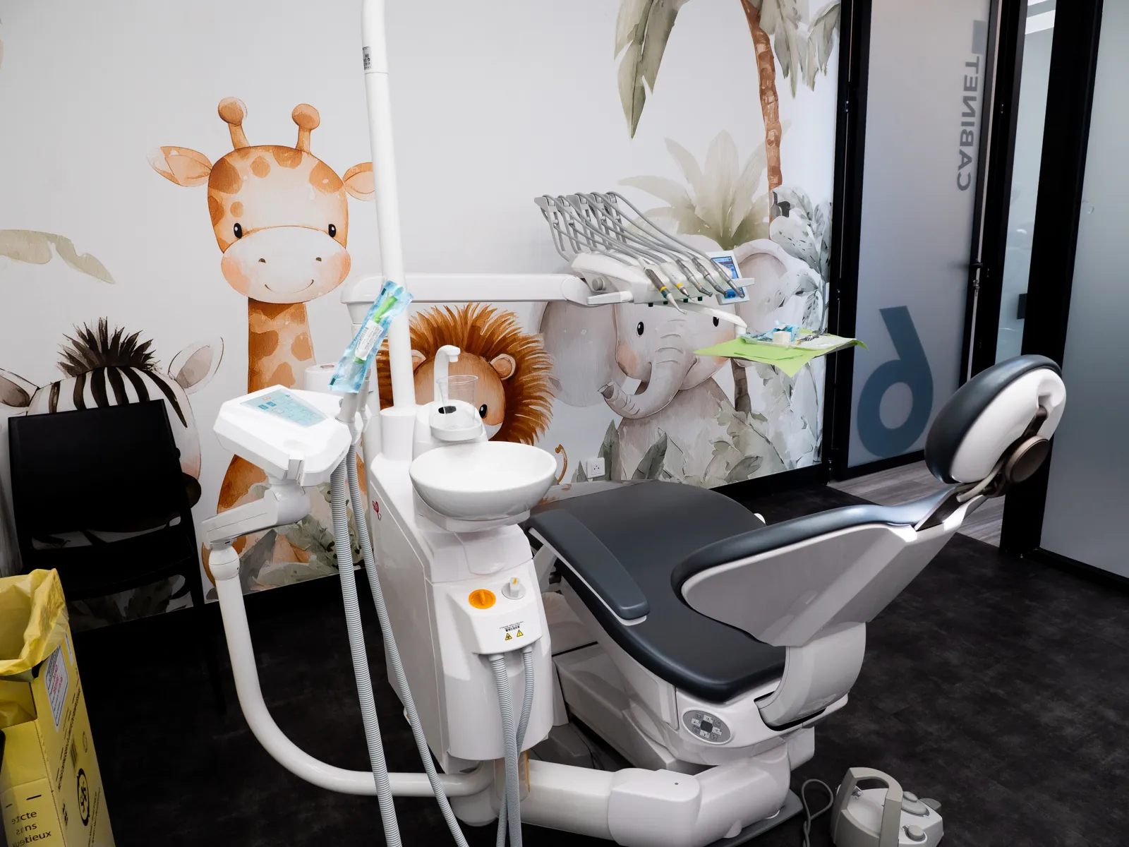 Fauteuil de pédodontie décoré pour les enfants