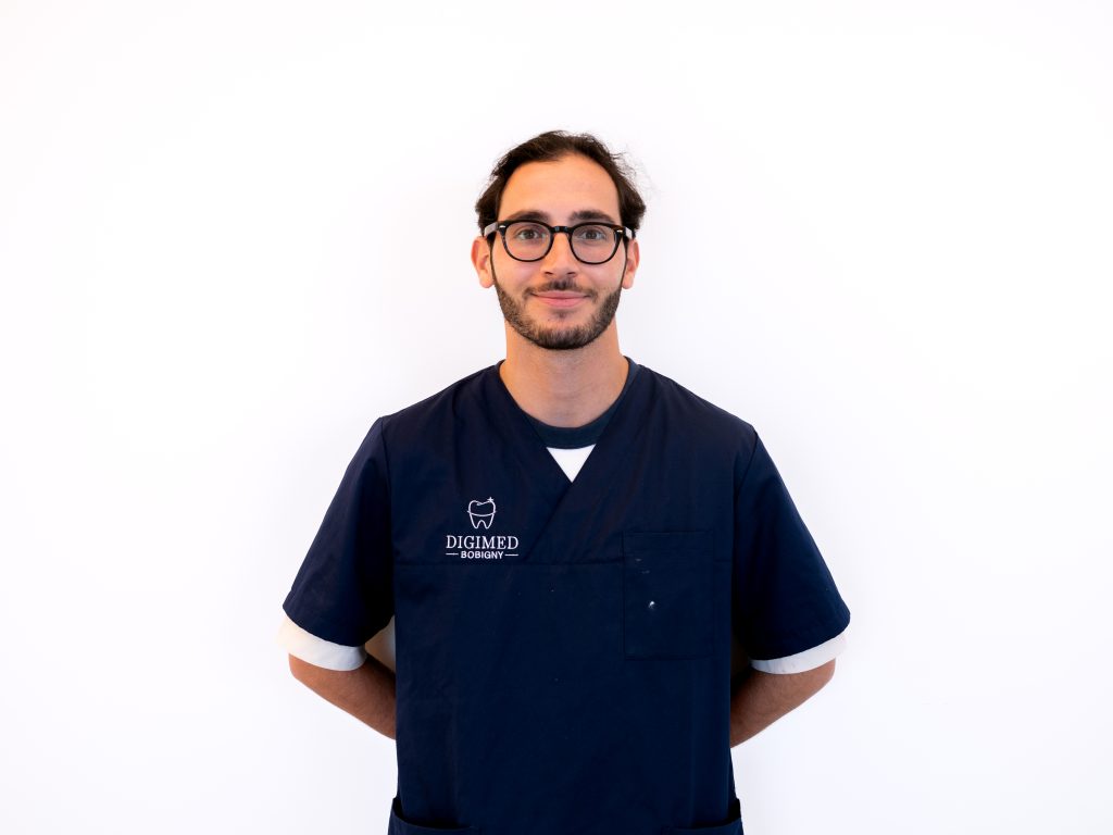 ilan-sebban-portrait Portrait du chirurgien-dentiste Ilan Sebban en blouse médicale avec des lunettes