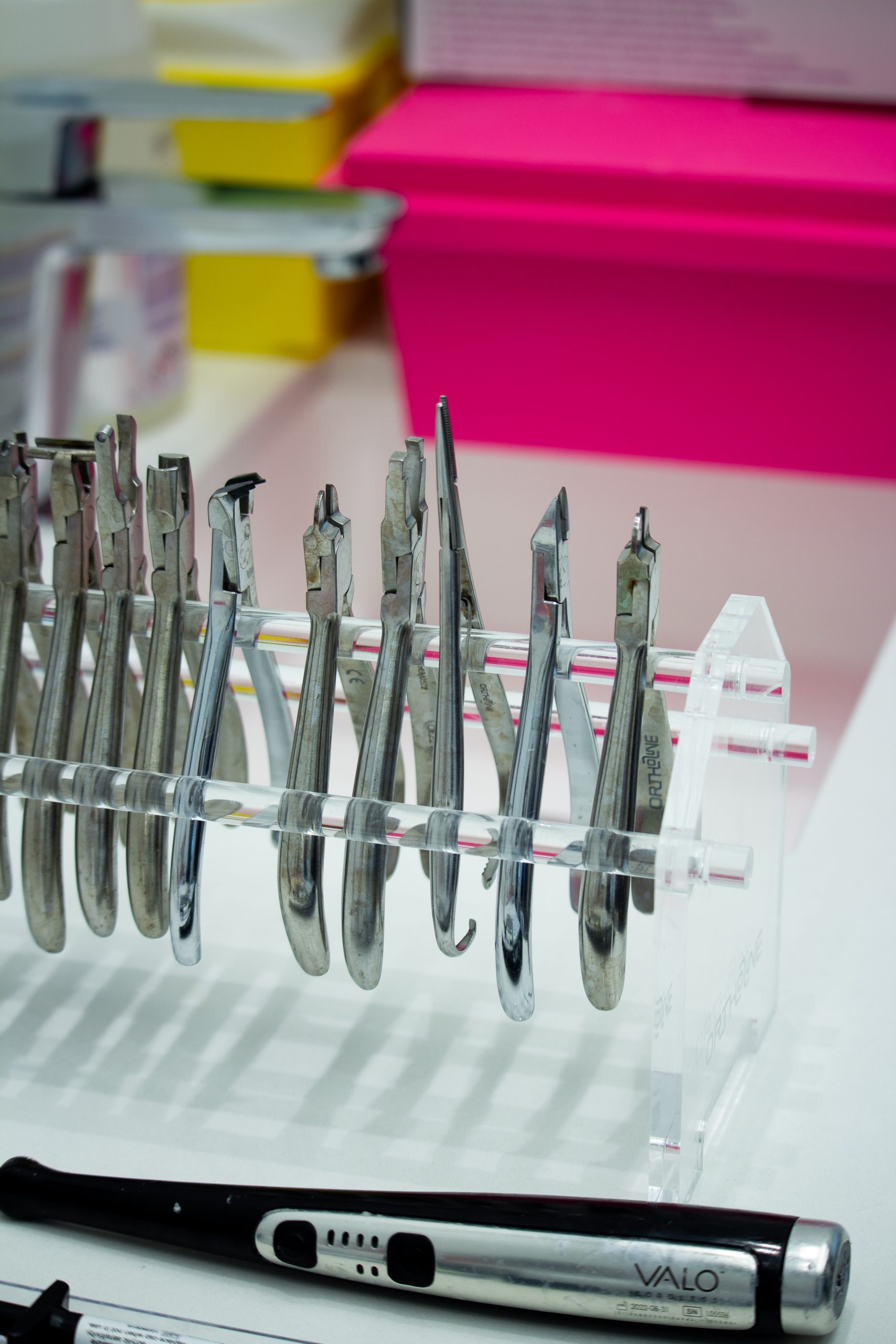 Présentoir transparent contenant l'ensemble des pinces et instruments orthodontiques stérilisés du cabinet.
