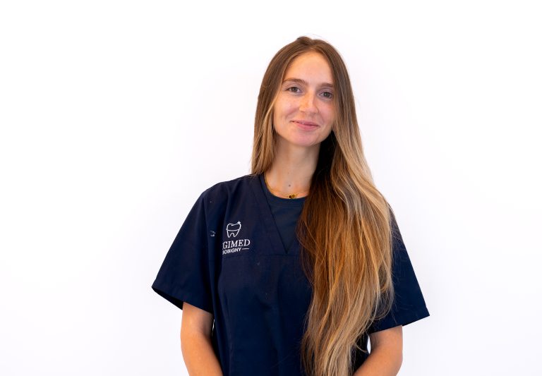 Portrait de la chirurgien-dentiste Léa Azuelos avec de longs cheveux blonds