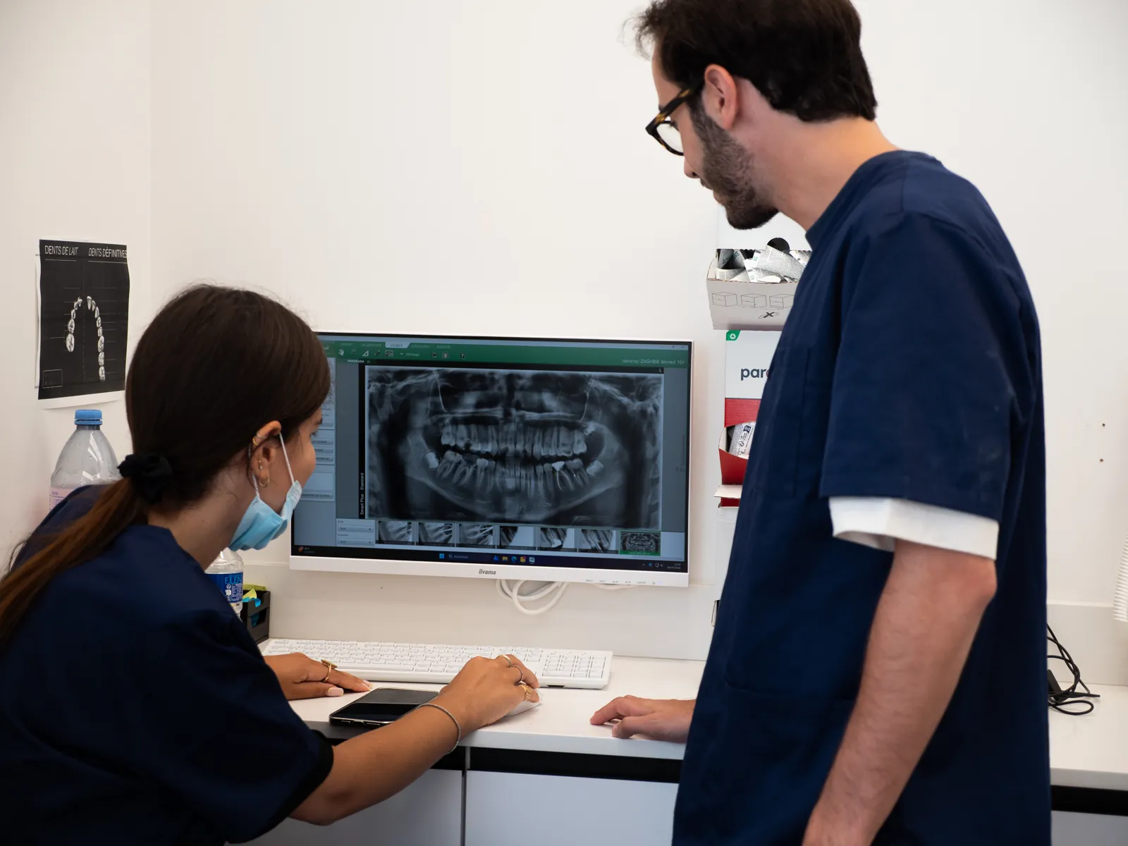 Dentistes analysant une radiographie panoramique