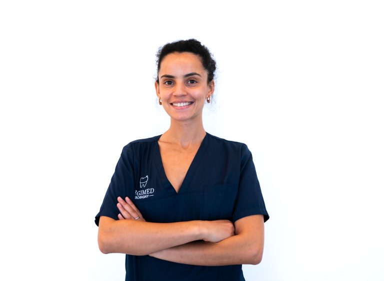 Portrait de la chirurgien-dentiste Leila El Ouraoui avec les bras croisés