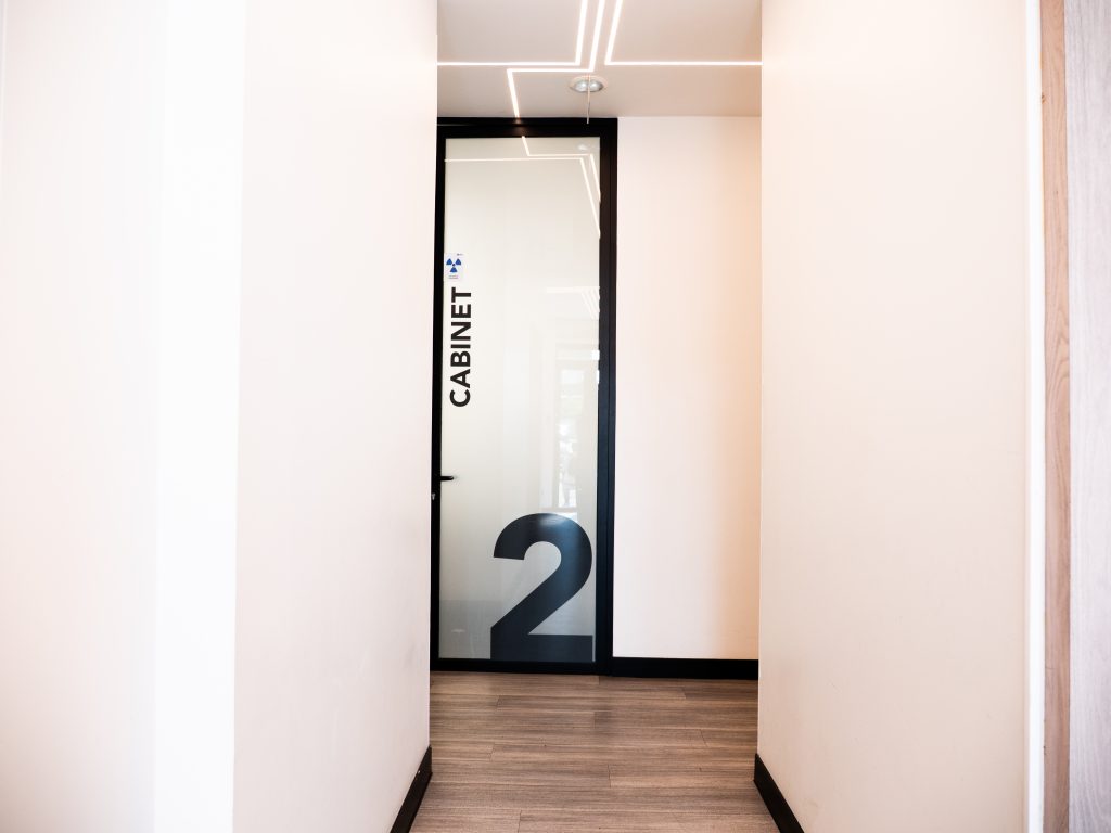 Porte vitrée avec le marquage "Cabinet 2" indiquant une salle de soins spécialisée.