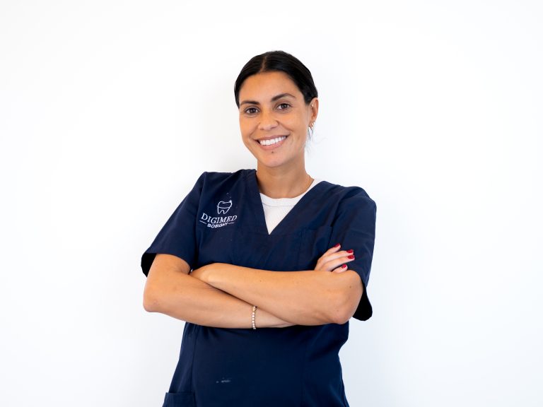 Portrait de la chirurgien-dentiste Shana Policcino en blouse médicale souriant dans le cabinet