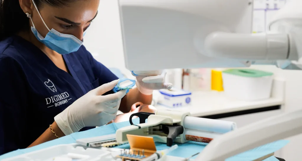 Rage de dent : que faire en attendant le dentiste, et quand est-ce une urgence ?